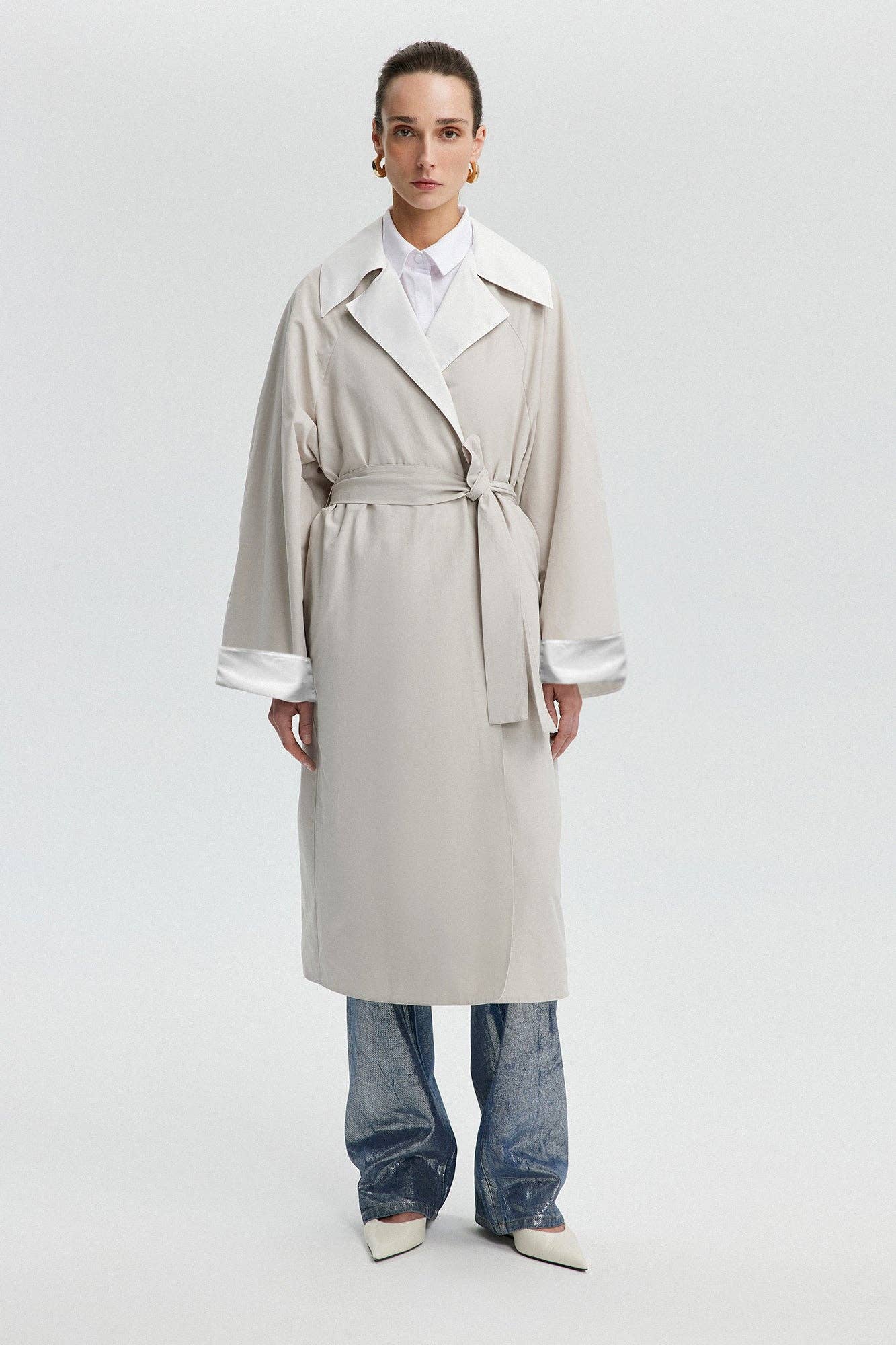 Trench oversize con maniche raglan e cintura