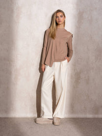 Maglione in maglia con sciarpa abbinata