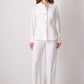 Completo bianco sartoriale con blazer strutturato e pantaloni palazzo