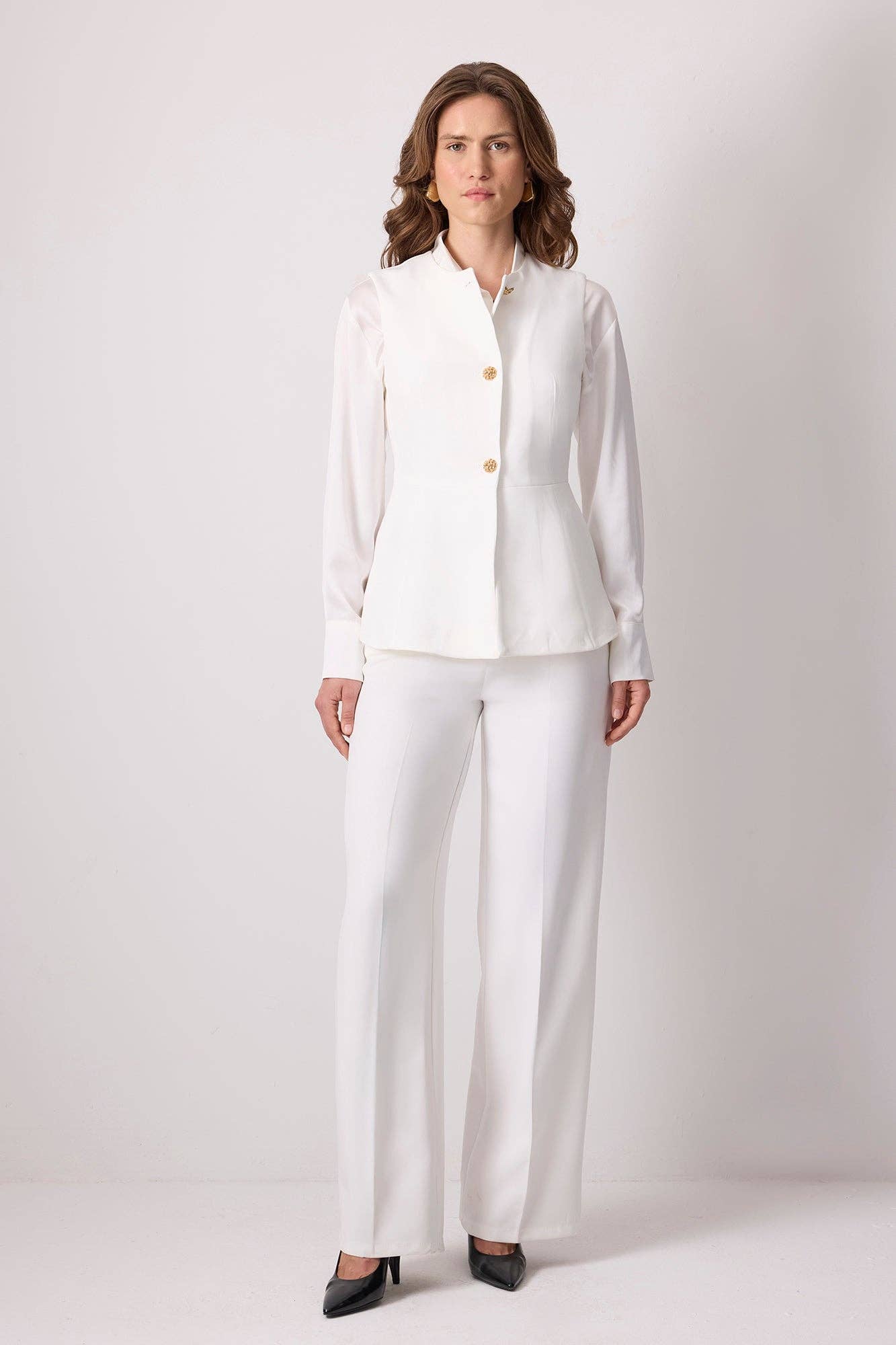 Completo bianco sartoriale con blazer strutturato e pantaloni palazzo