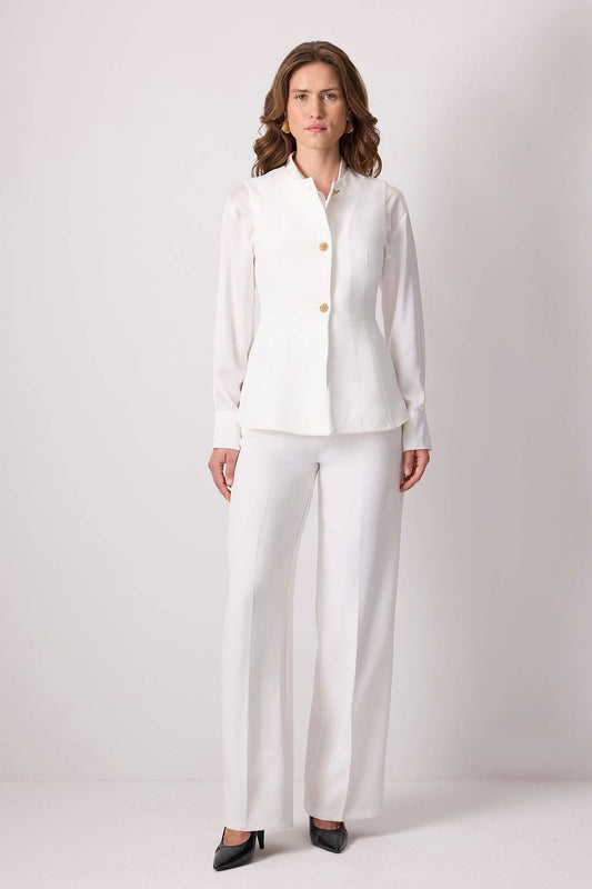 Completo bianco sartoriale con blazer strutturato e pantaloni palazzo
