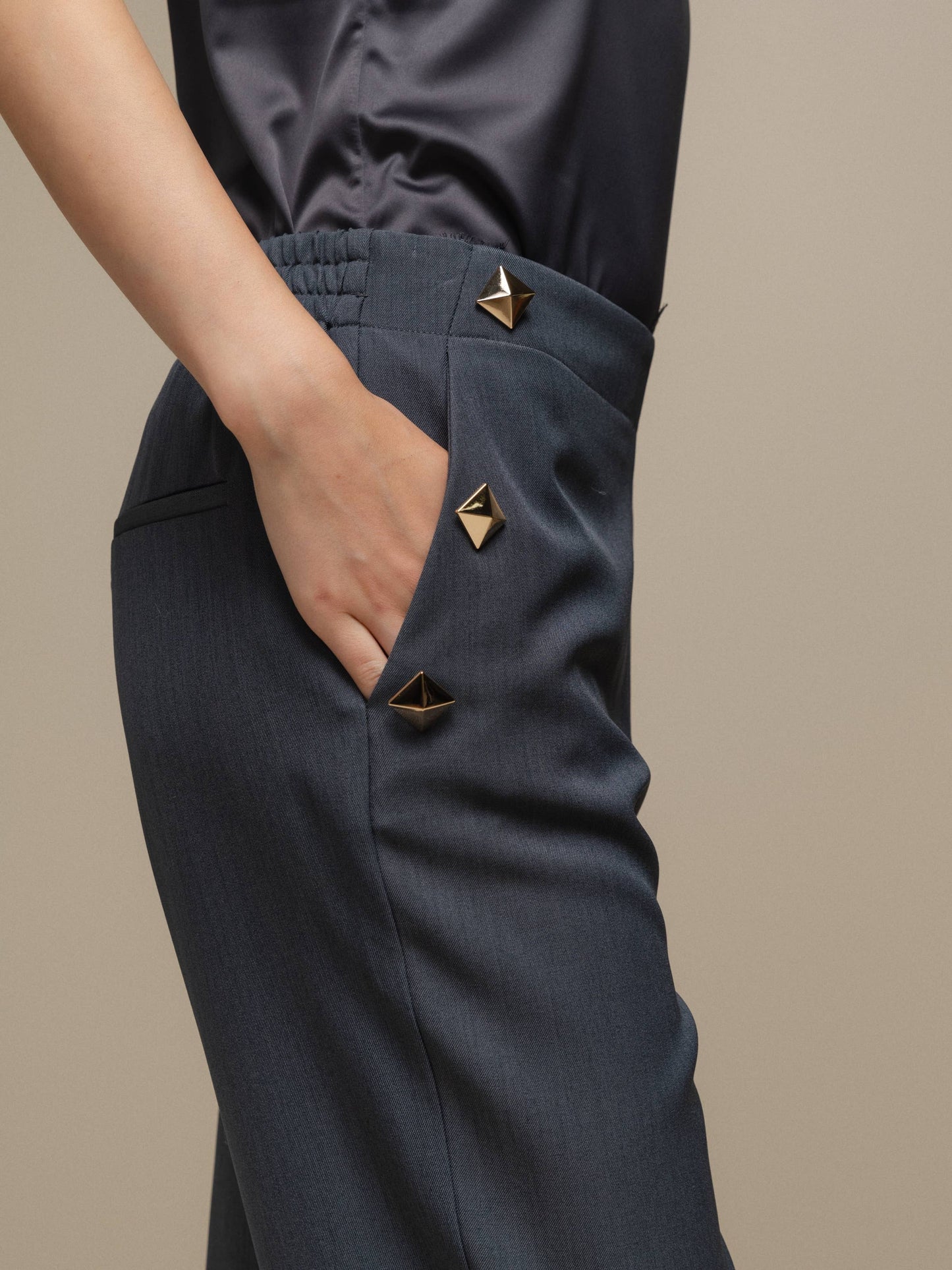 Pantaloni da donna eleganti con borchie