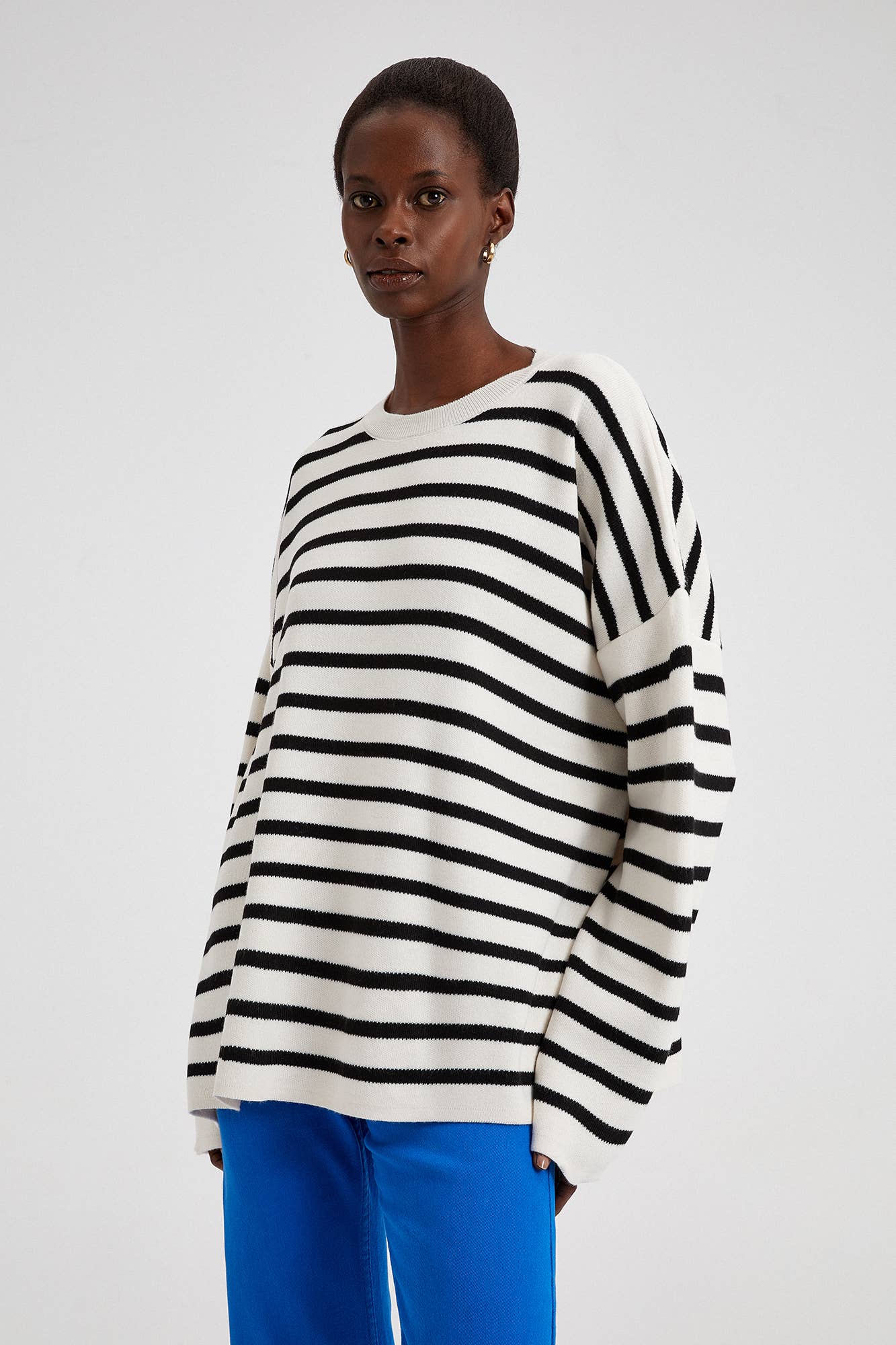 Maglione oversize a righe bianche e nere