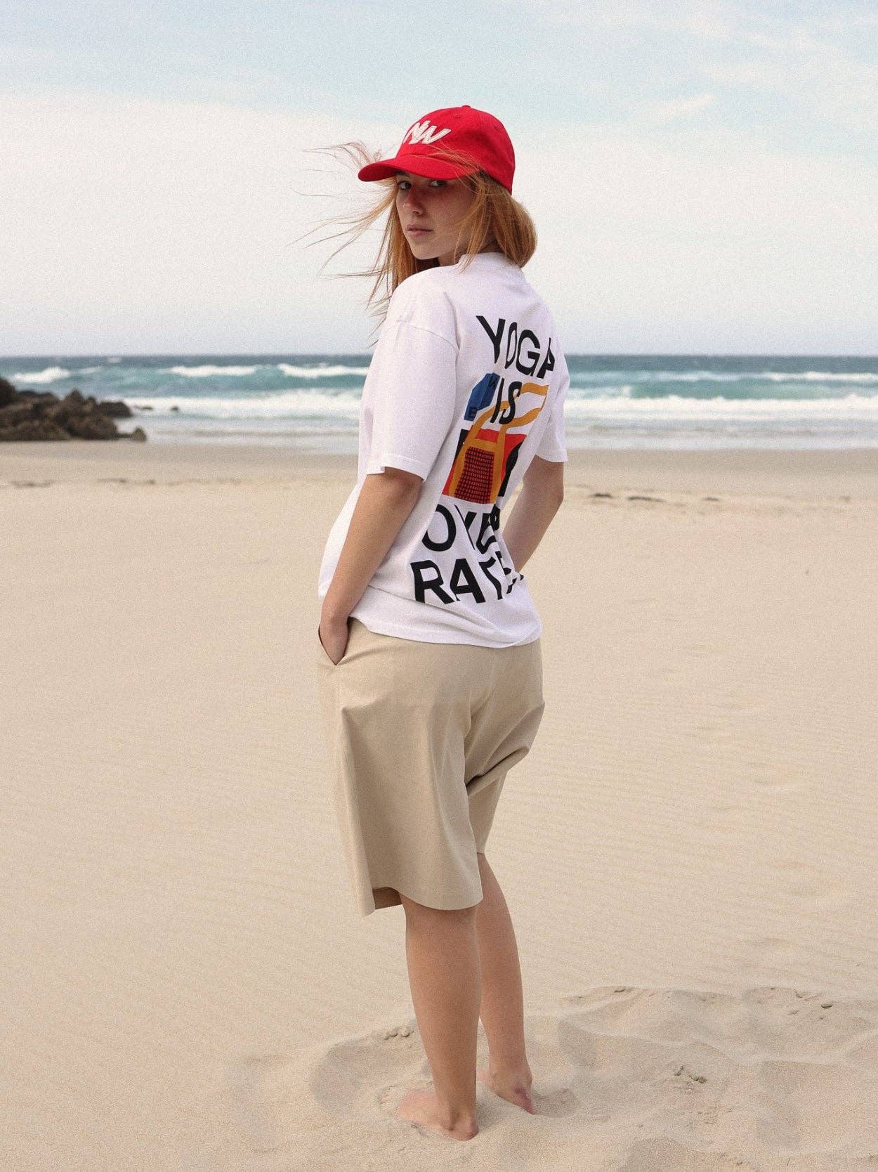 T-shirt oversize “Yoga is Overrated” in cotone biologico