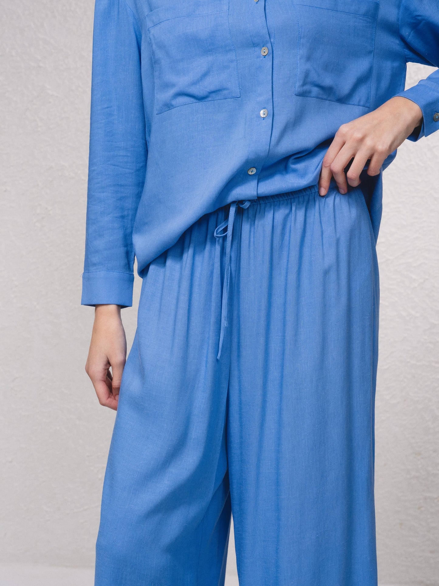 Pantaloni ampi e fluidi in misto lino blu