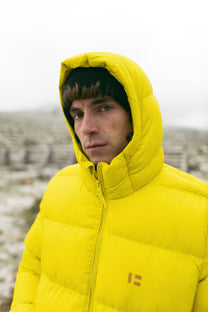 Piumino giallo in poliestere riciclato con cappuccio