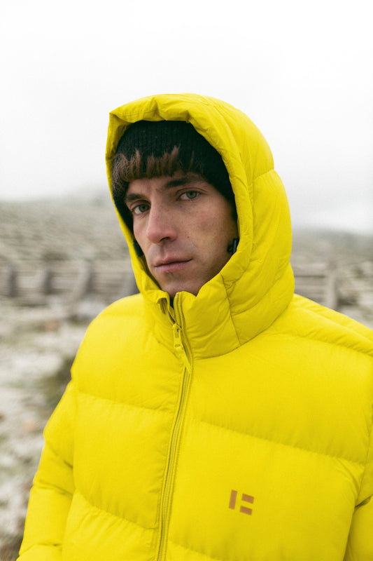 Piumino giallo in poliestere riciclato con cappuccio