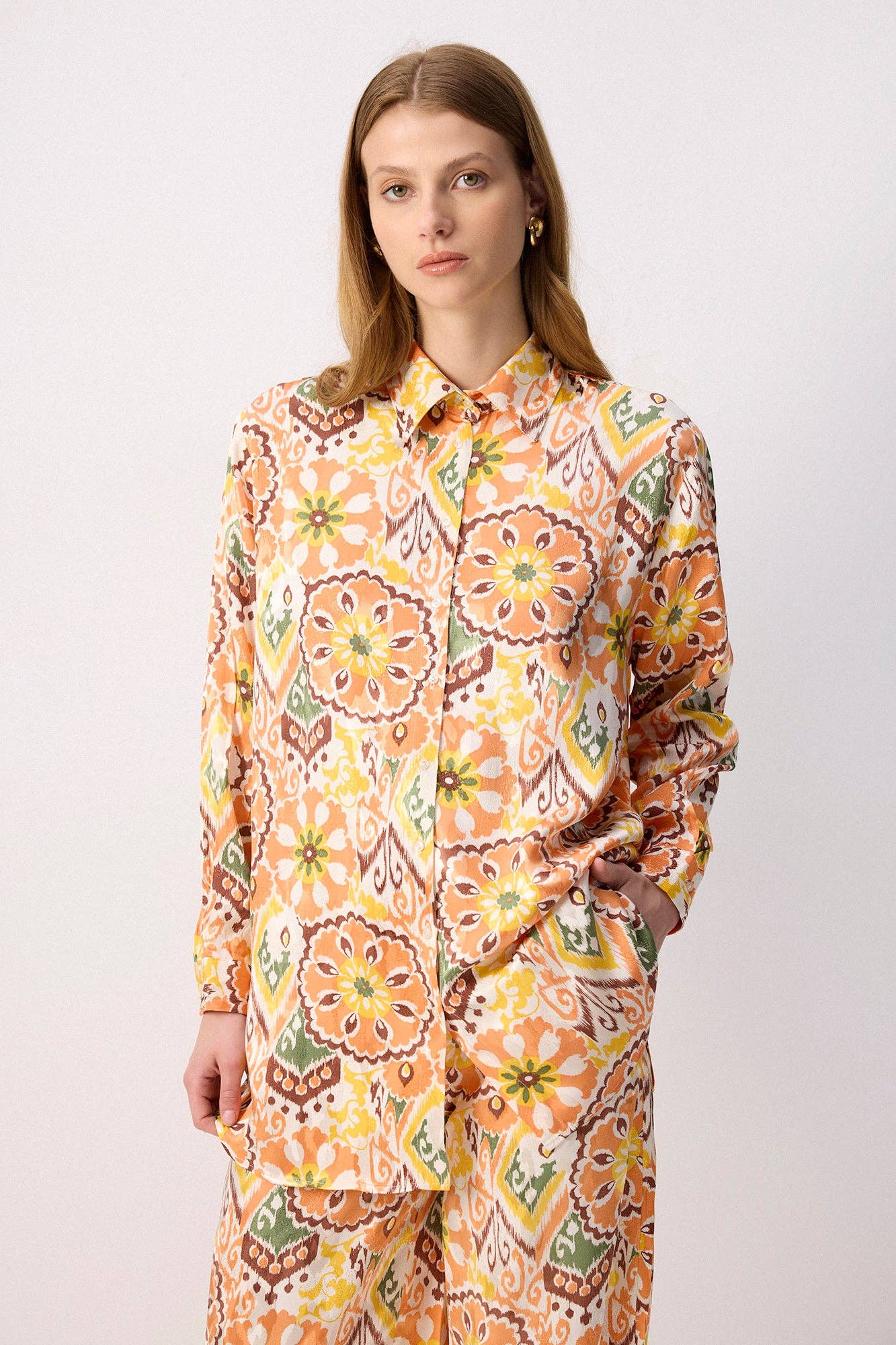 Completo boho con camicia stampata e pantaloni palazzo