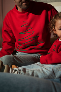Felpa natalizia unisex rossa con albero stilizzato