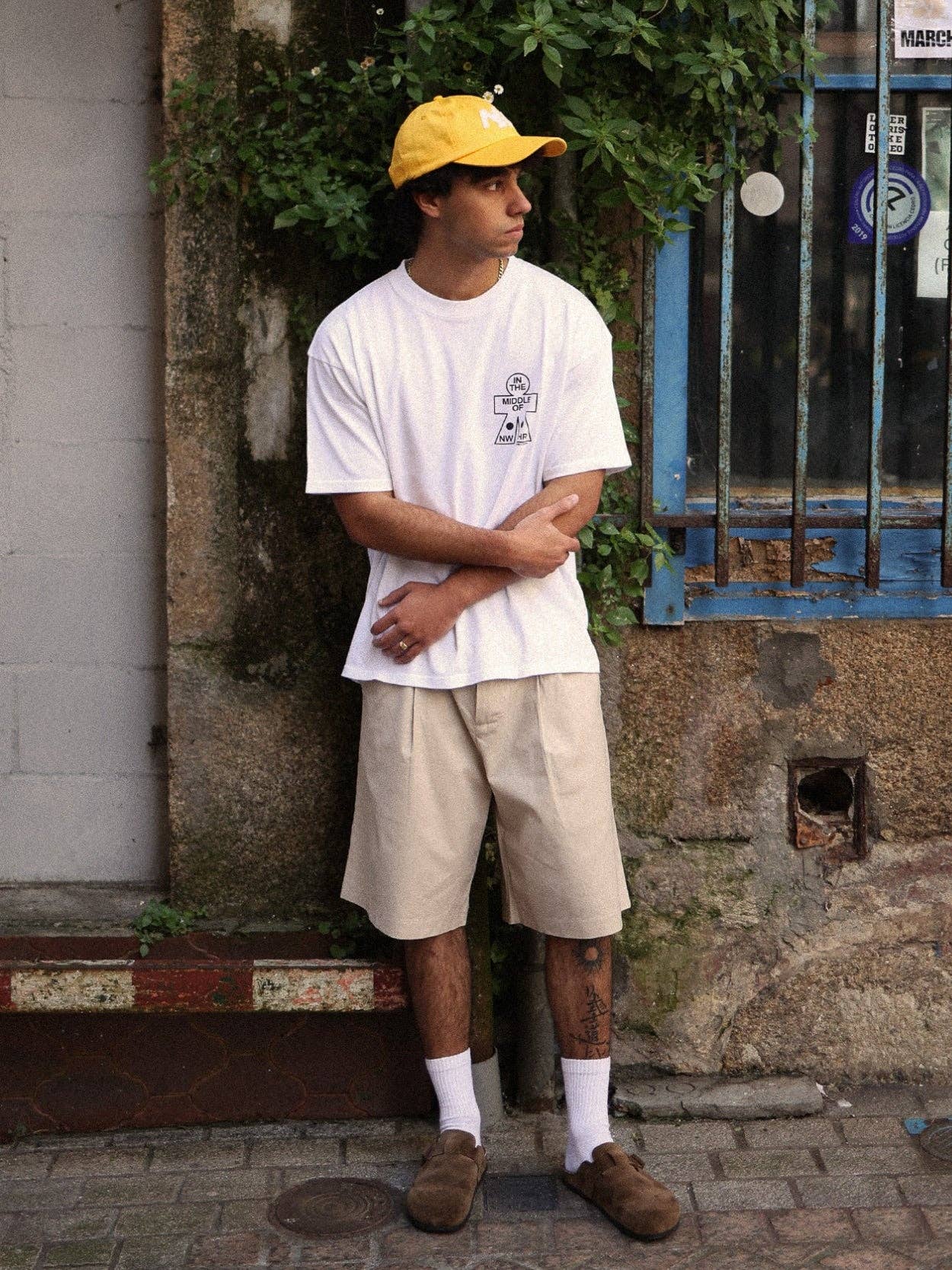 T-shirt oversize bianca con stampa gatto