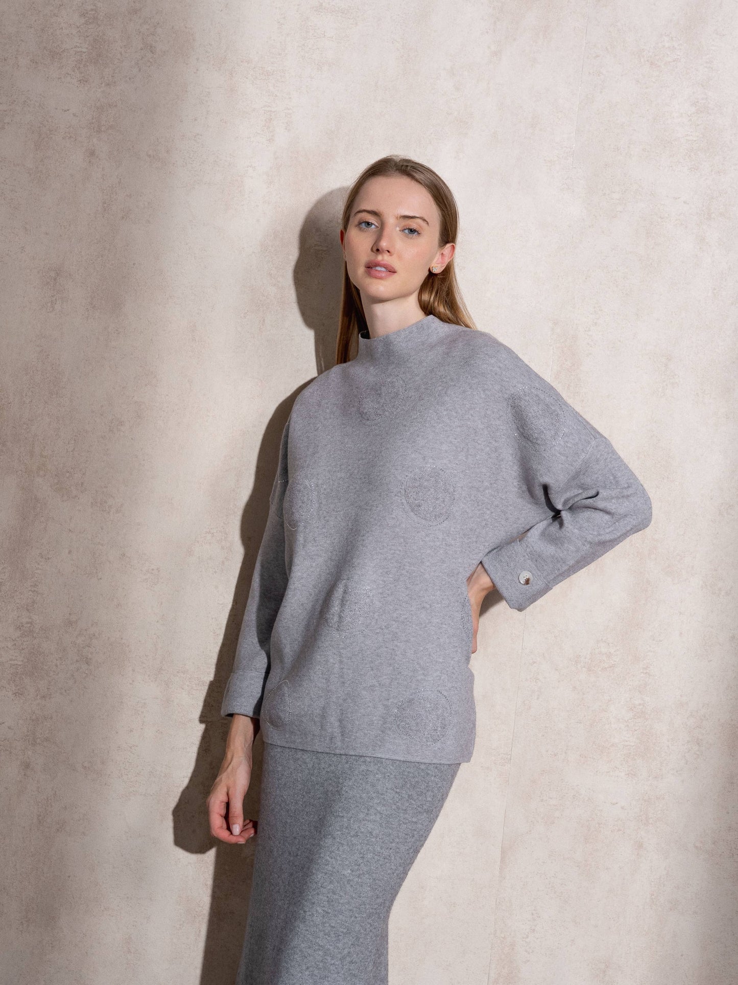 Maglione in maglia con motivo a pois e bottoni ai polsi