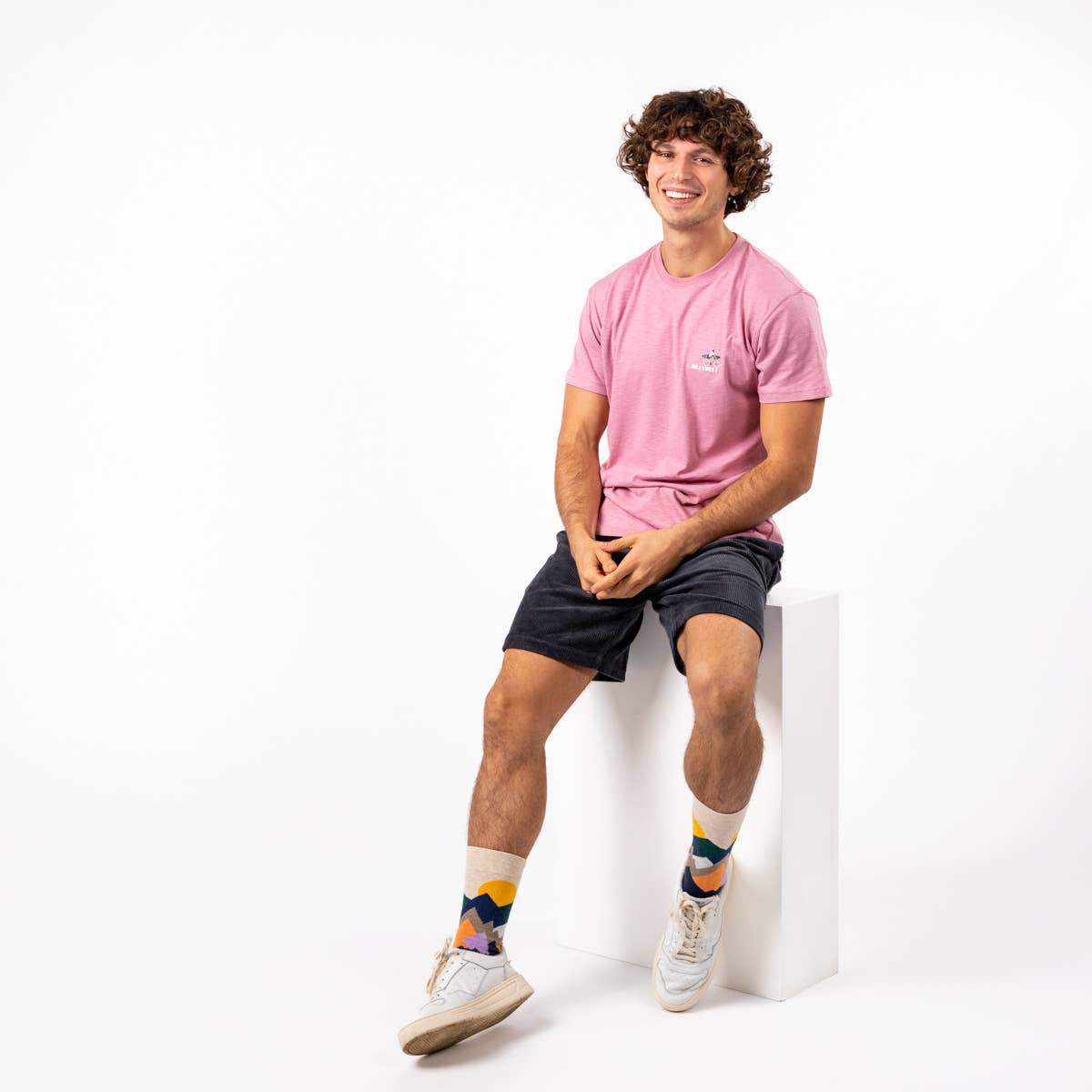 T-shirt rosa in cotone biologico con stampa surfer