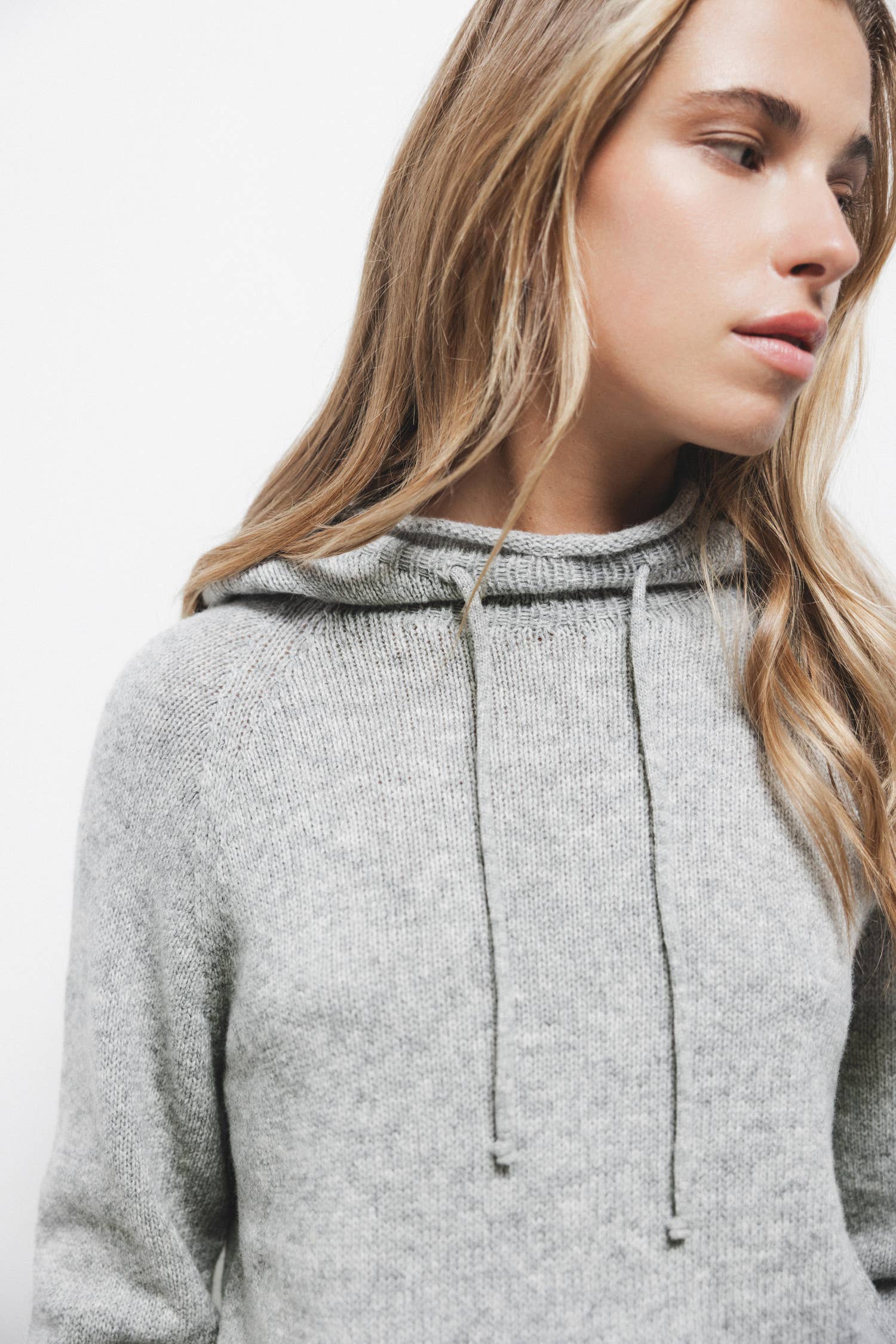 Maglione in lana con cappuccio e tasca a marsupio