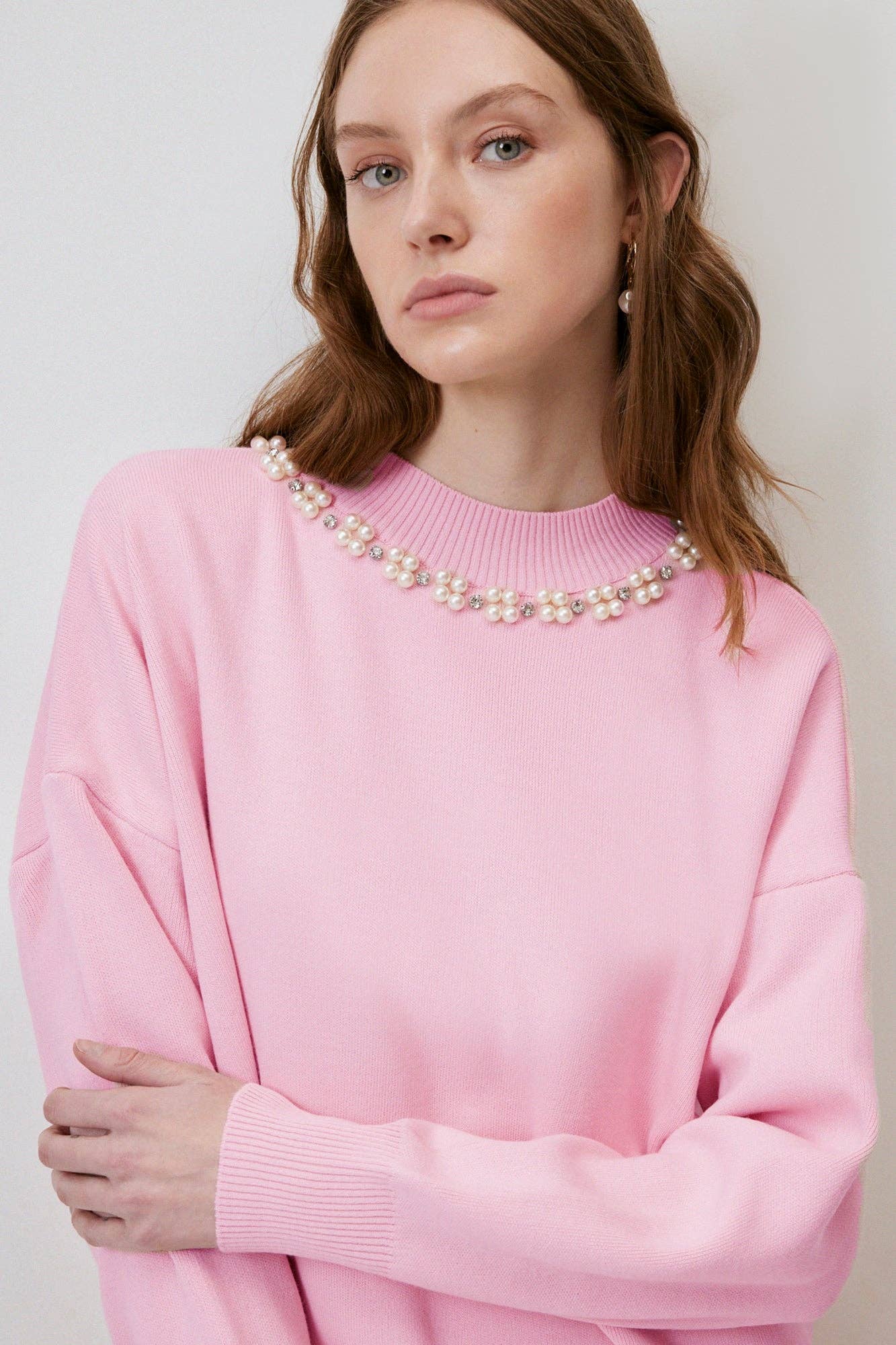 Maglione rosa con collo decorato in perle