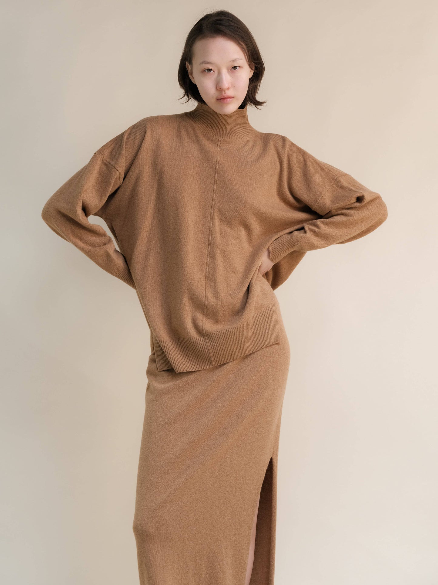 Maglione leggero dolcevita in misto cashmere con spacchi laterali