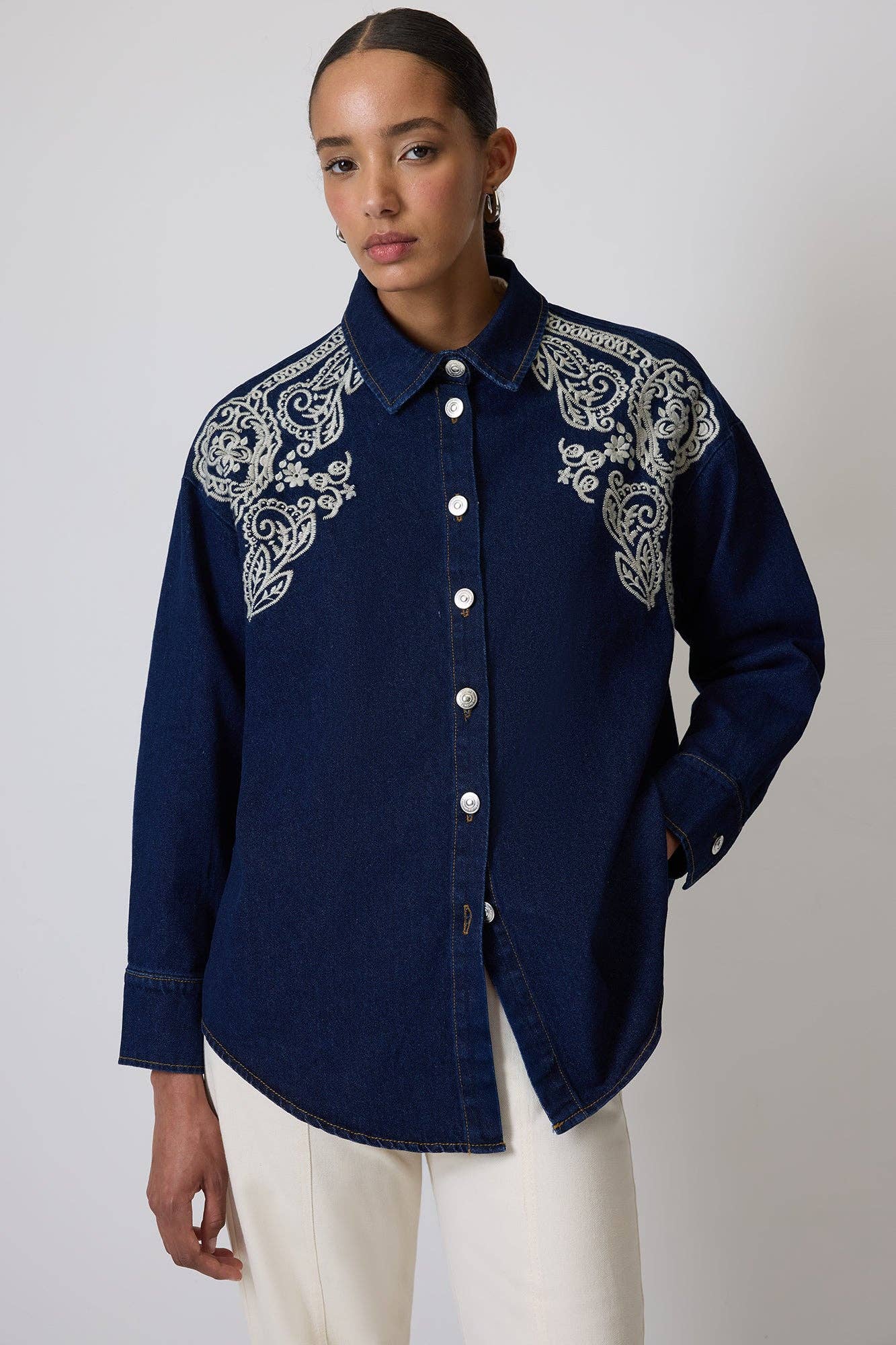 Camicia in denim blu scuro ricamata stile western