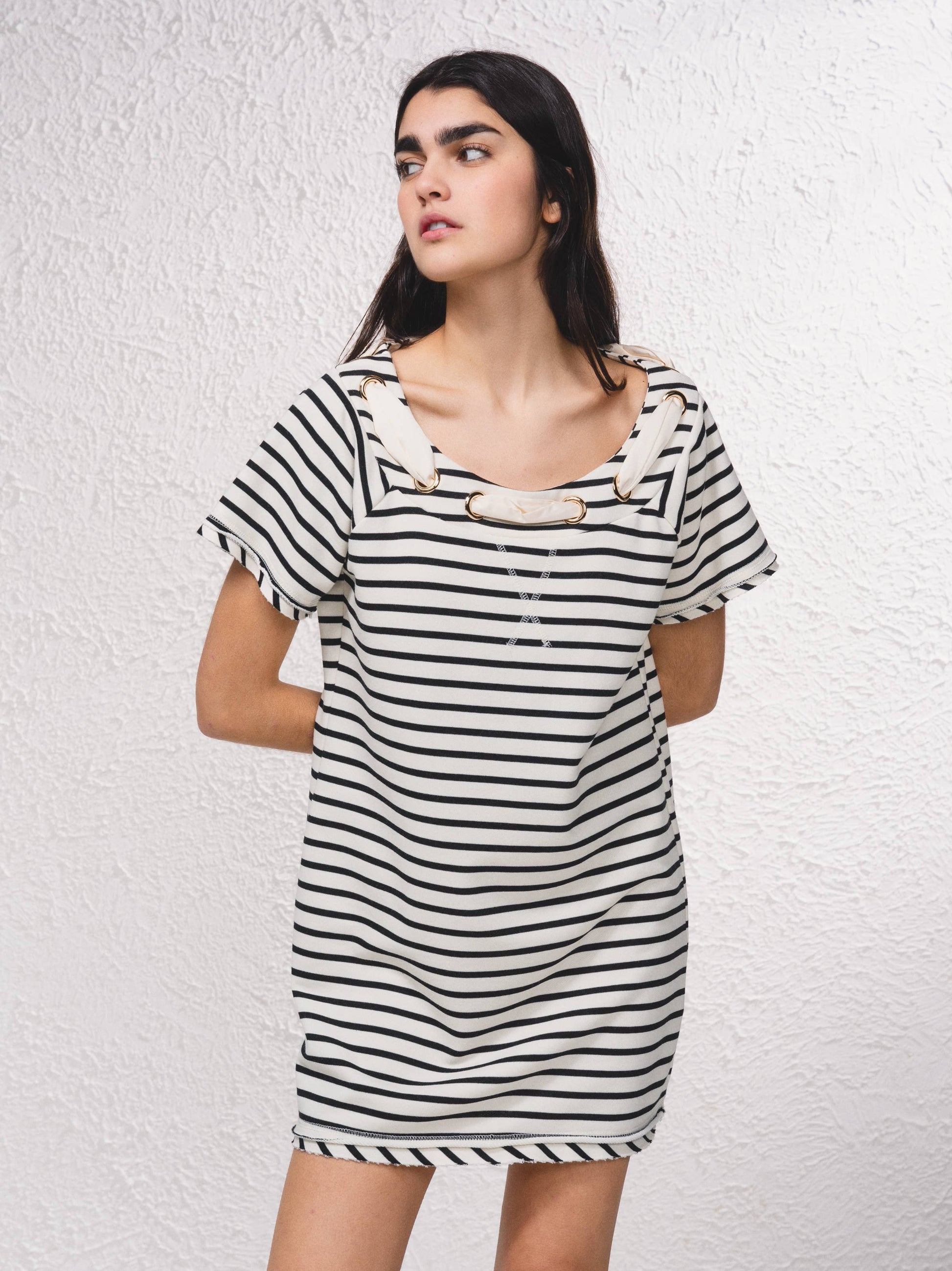 Vestito corto a righe stile t-shirt con schiena scoperta