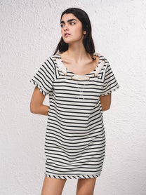 Vestito corto a righe stile t-shirt con schiena scoperta