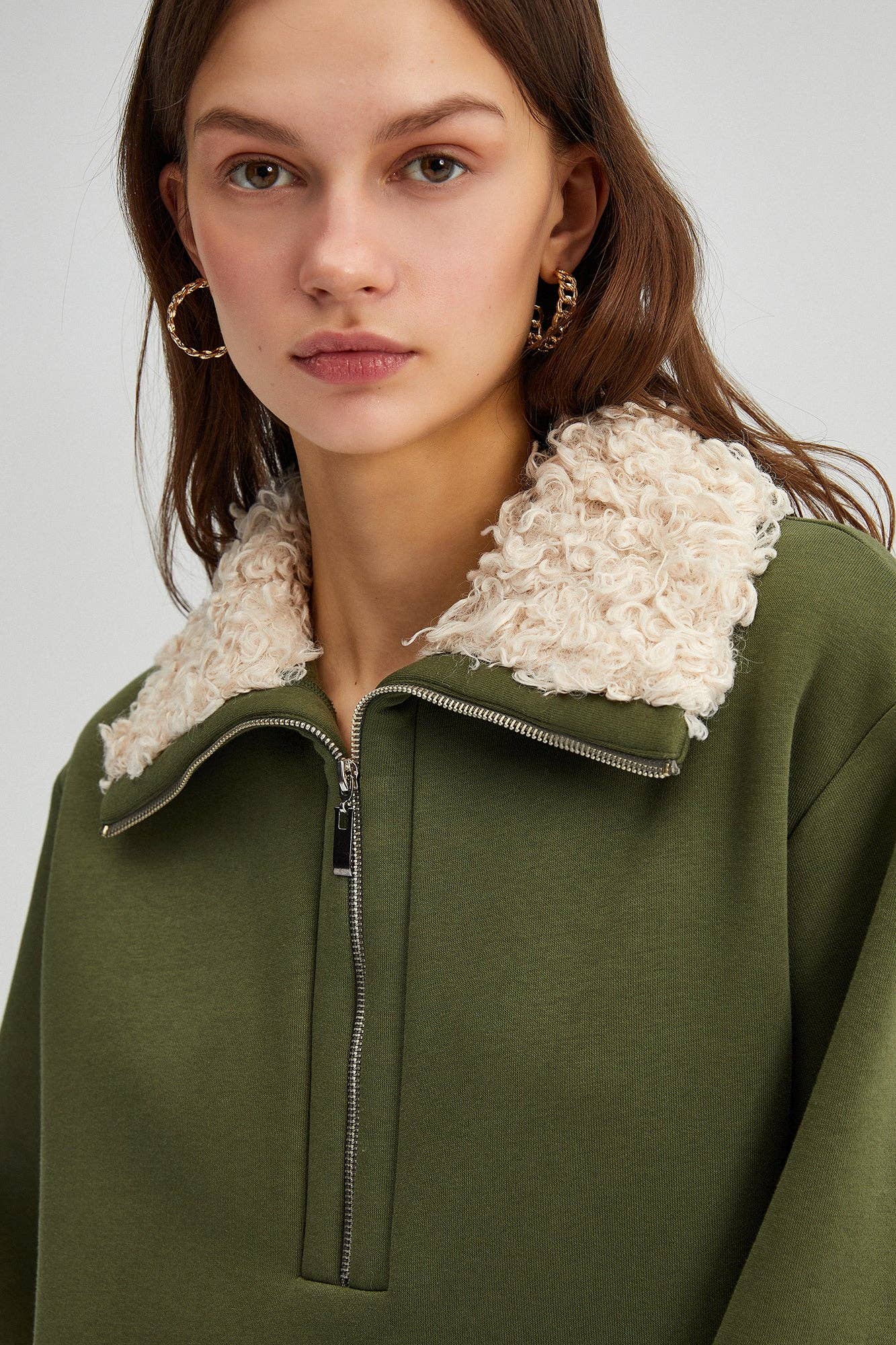 Felpa oversize con collo in pelliccia sintetica e mezza zip