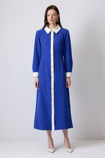 Abito camicia in crêpe blu con bordi a contrasto