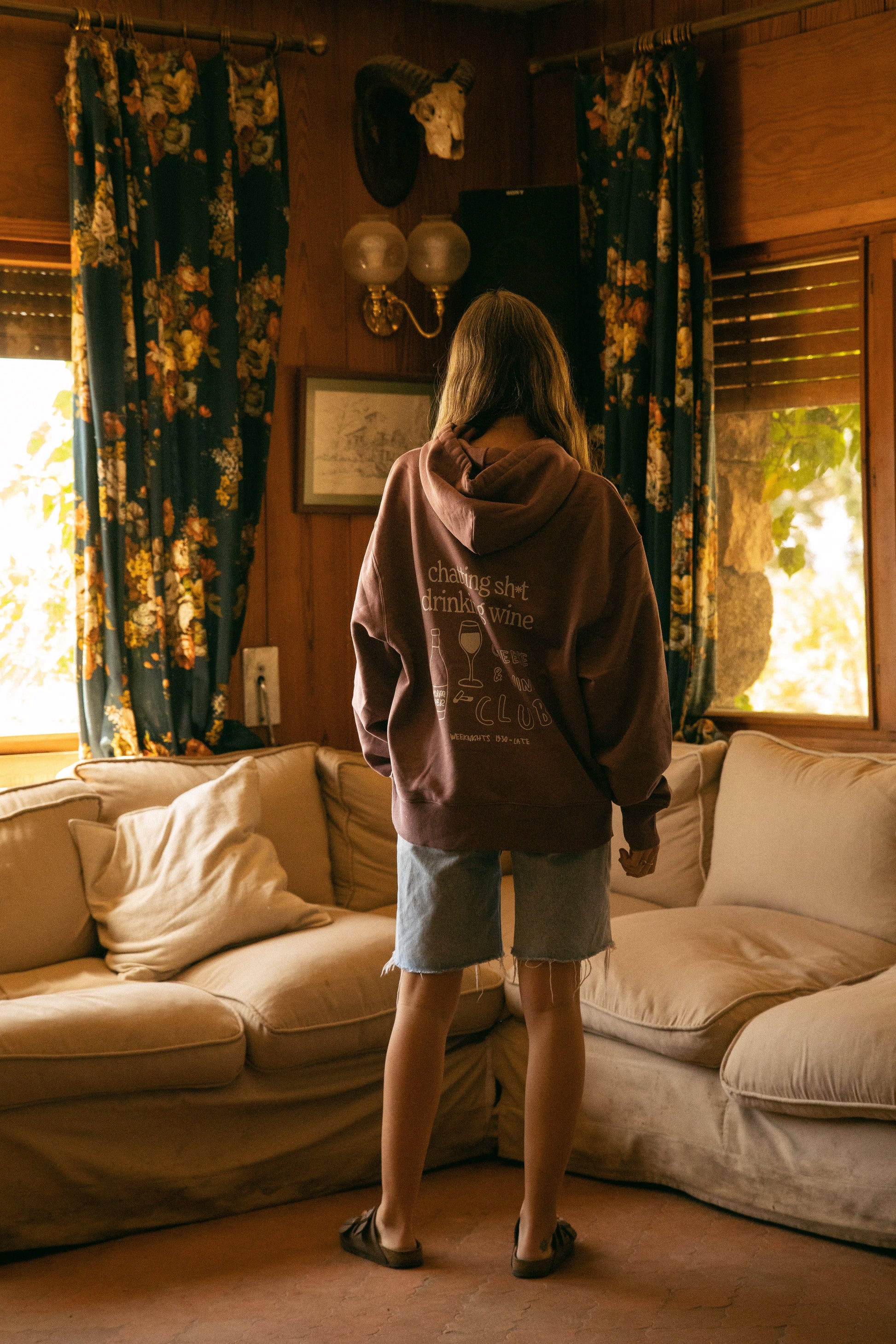 Felpa con cappuccio oversize con stampa Wine Club