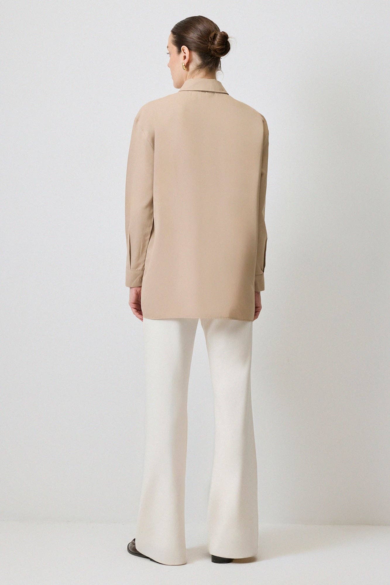 Camicia beige con fiocchi in misto cotone