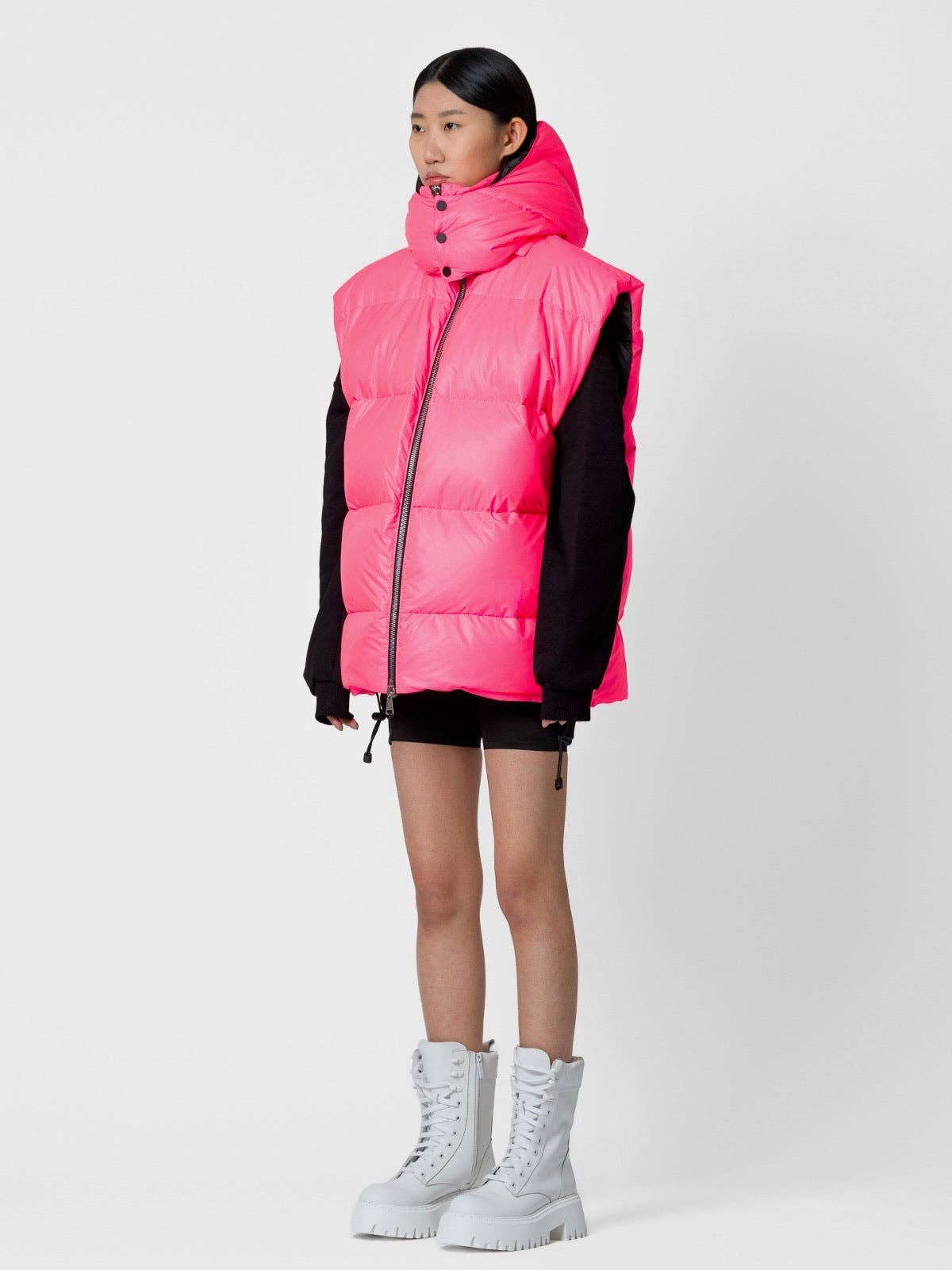 Gilet over imbottito con cappuccio removibile e logo