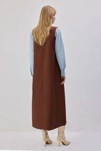 Abito pinafore lungo marrone con scollo a V