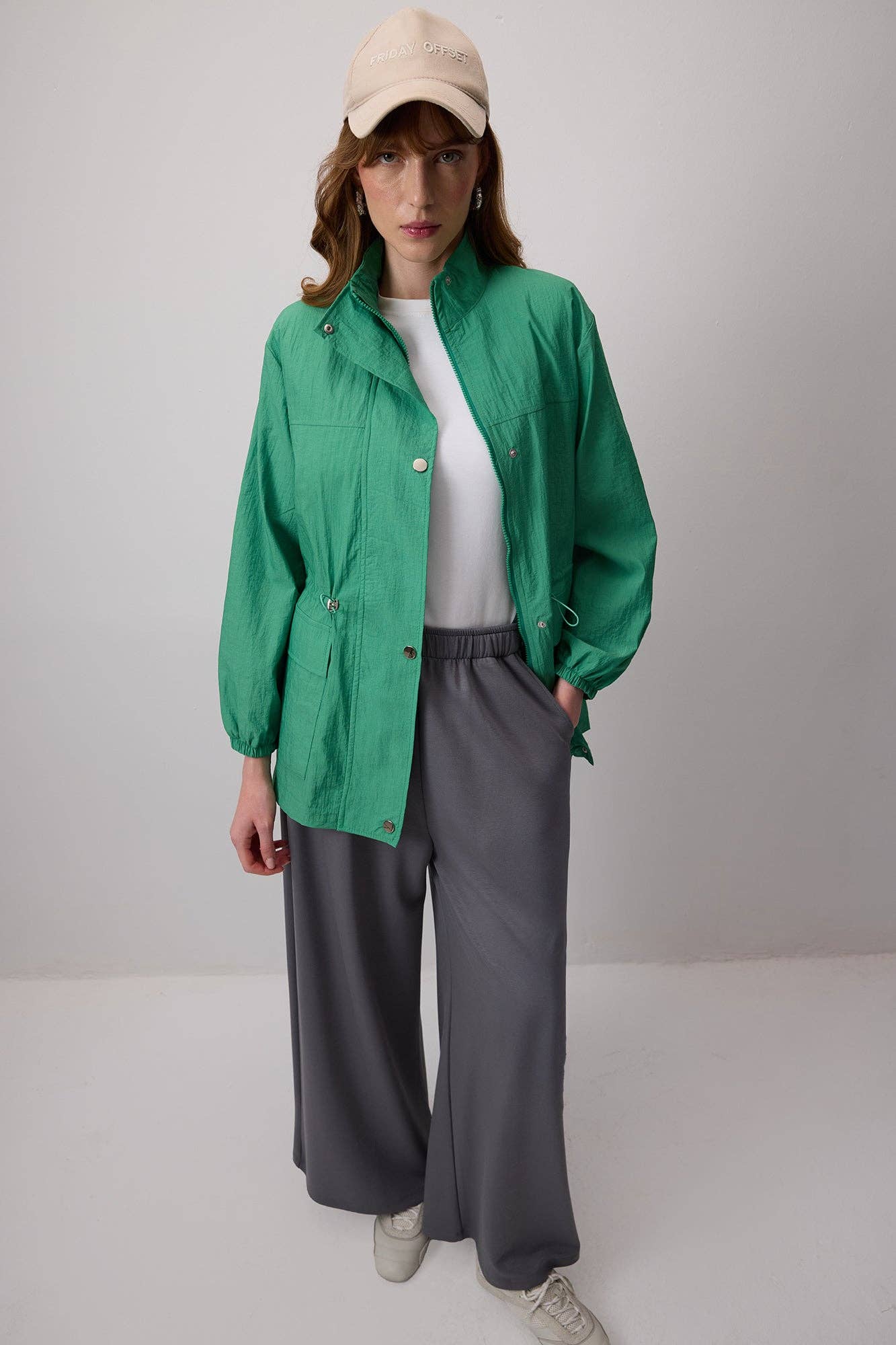 Giacca verde a collo alto con coulisse in vita