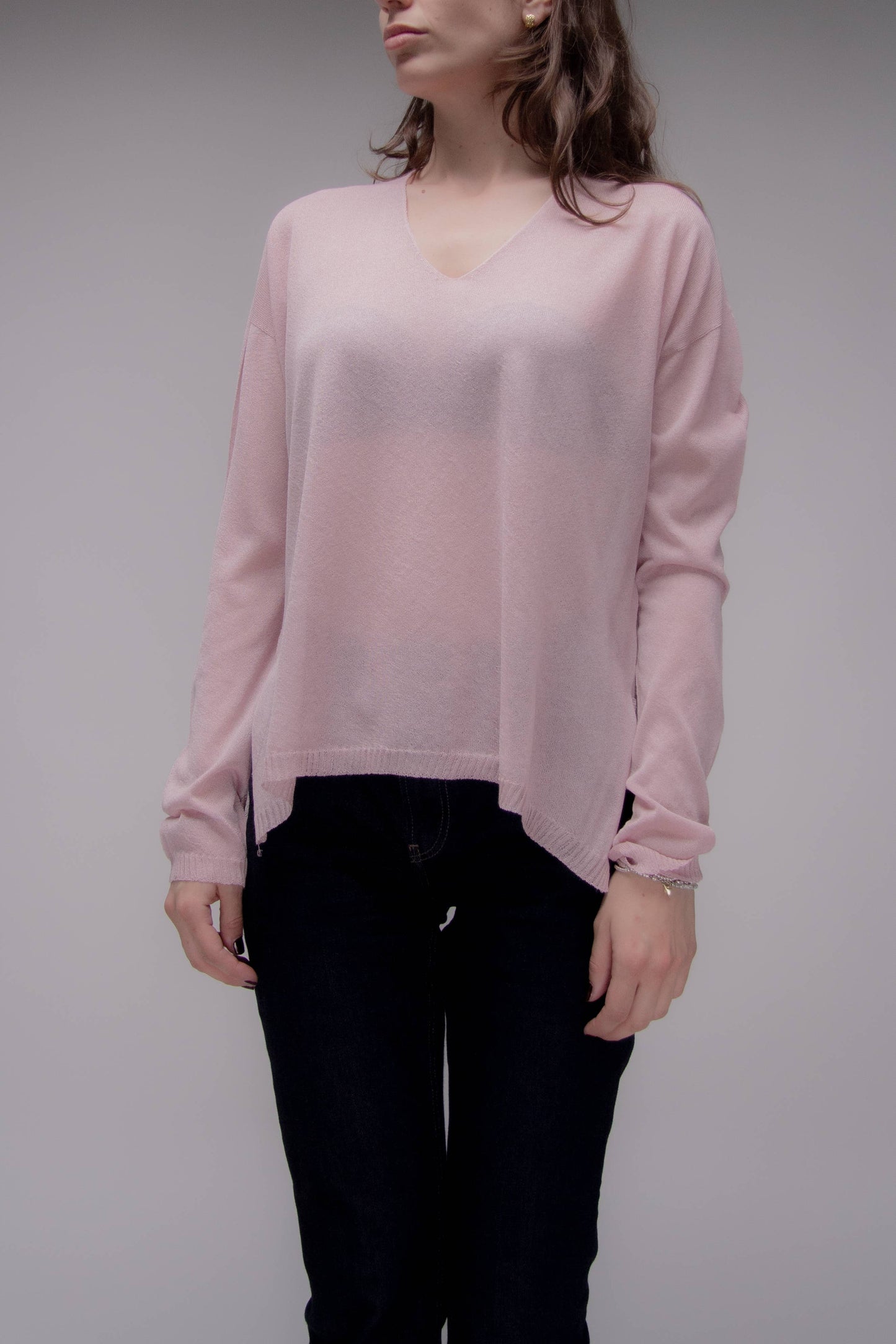 Maglione corto in maglia 3D con scollo a V asimmetrico e spacchi laterali