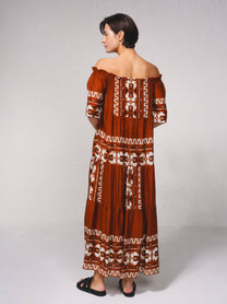 Abito lungo fluido a trapezio con stampa off-shoulder