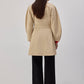 Trench corto beige con cintura