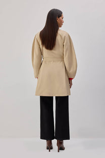 Trench corto beige con cintura