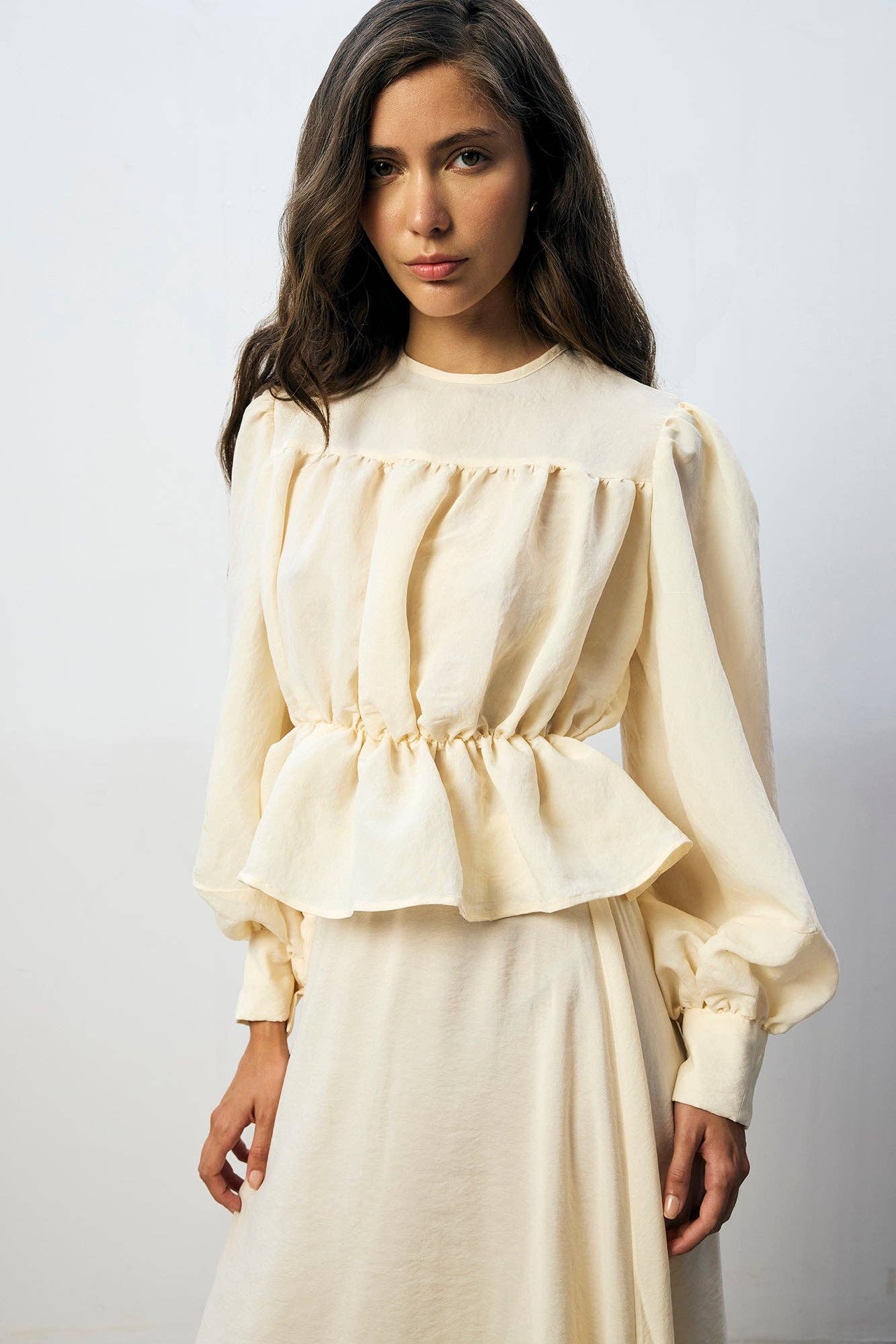 Set coordinato crema con blusa peplo e gonna maxi