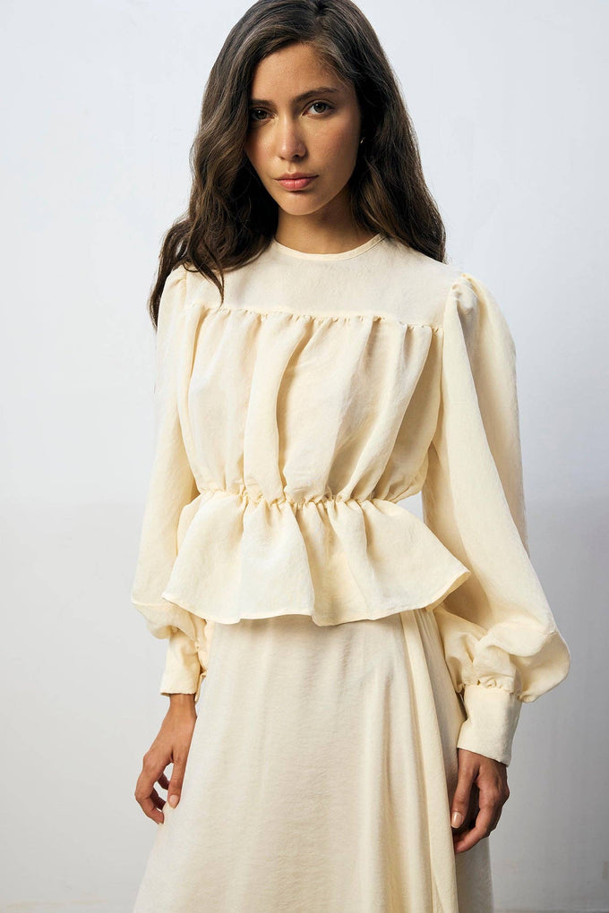Set coordinato crema con blusa peplo e gonna maxi