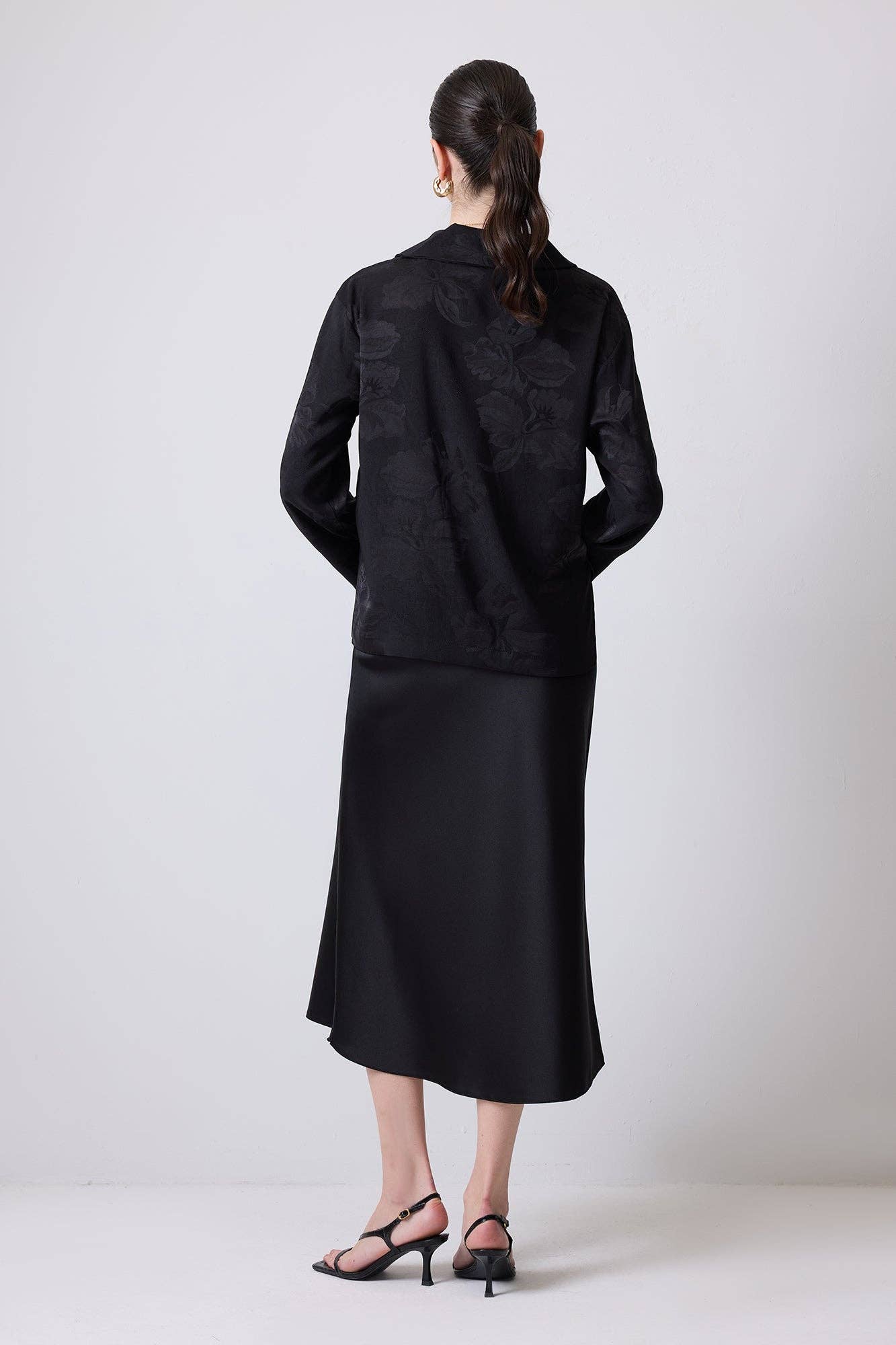 Blusa in raso jacquard nera