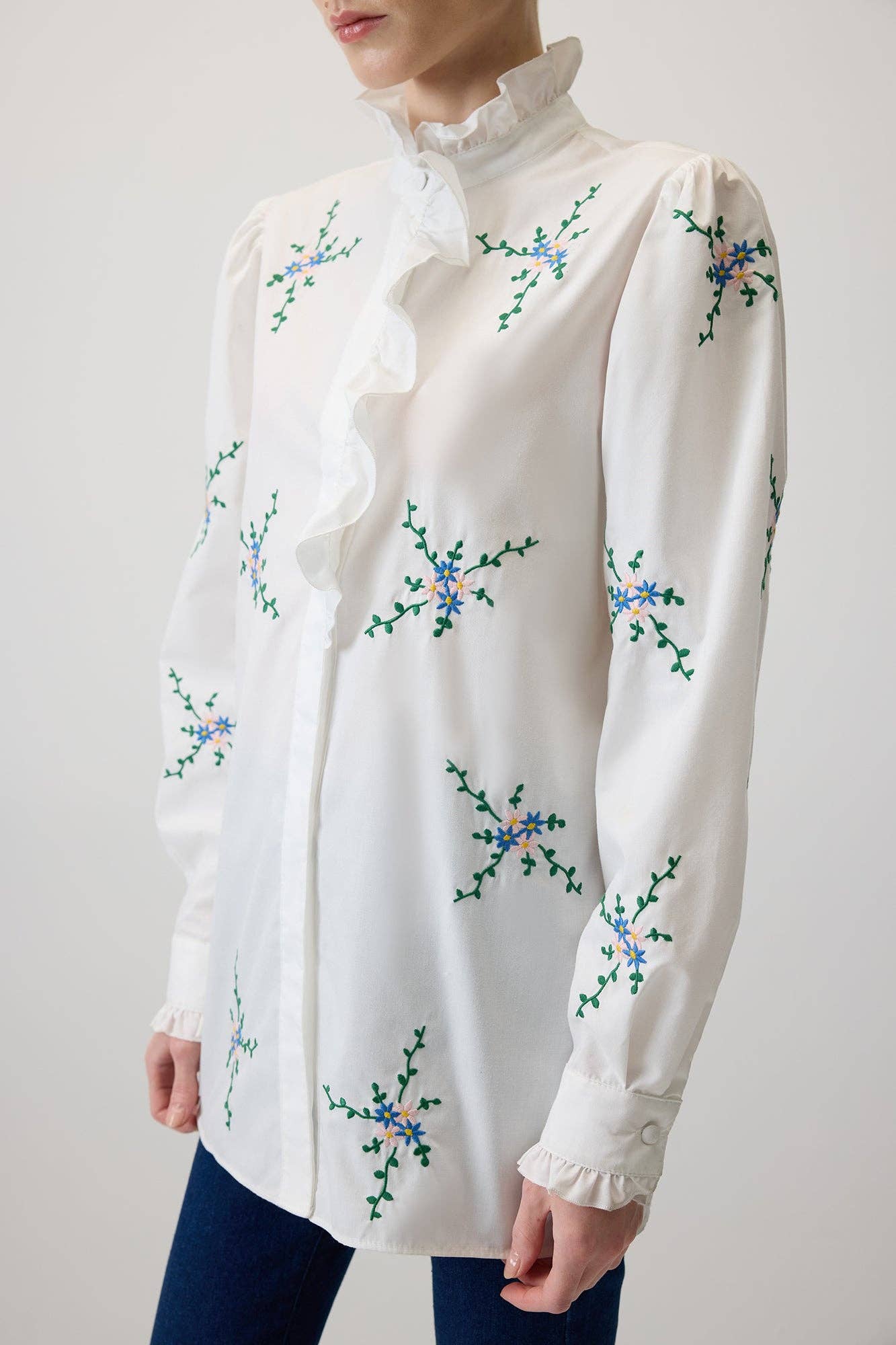 Camicia in popeline ricamata a fiori con volant