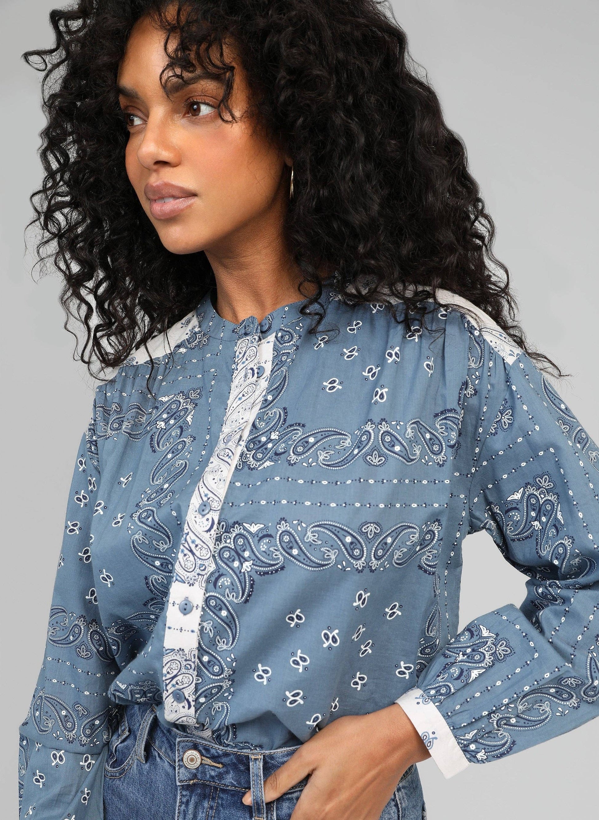 Camicia oversize in voile di cotone con stampa bandana indaco