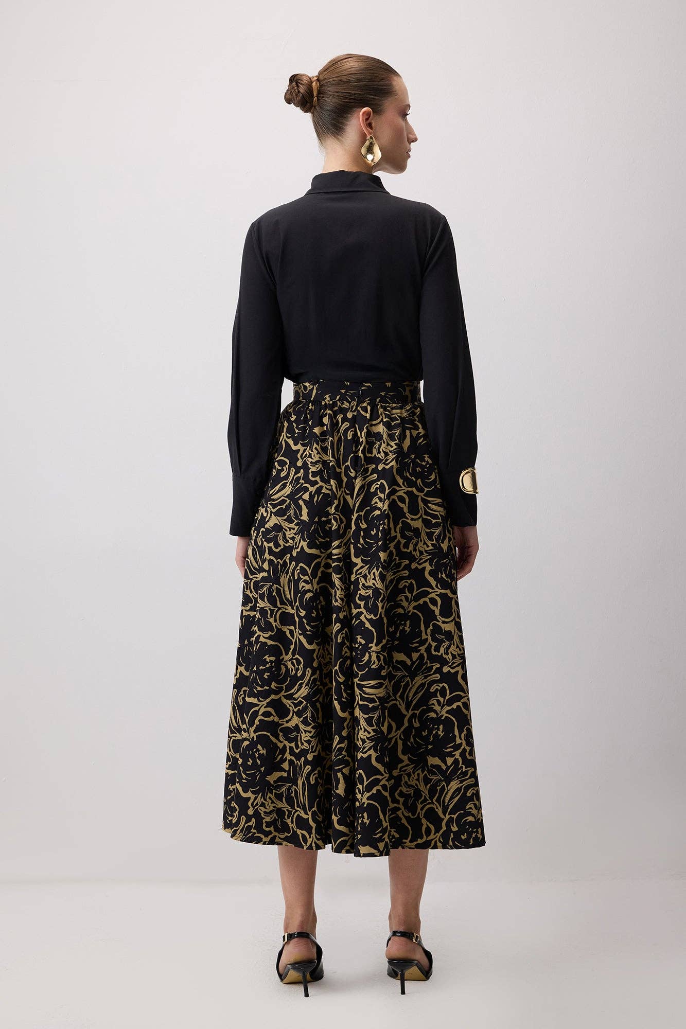 Gonna midi a campana floreale nera e oro
