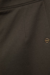 Pantaloni slim essenziali con tasche laterali