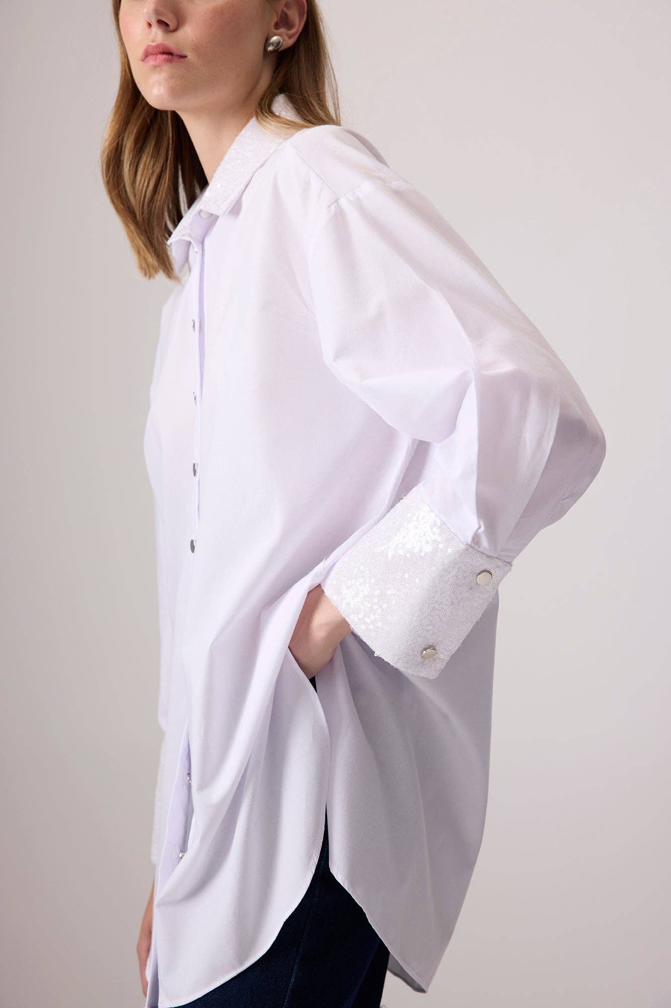 Camicia oversize in popeline bianco con colletto e polsini in paillettes