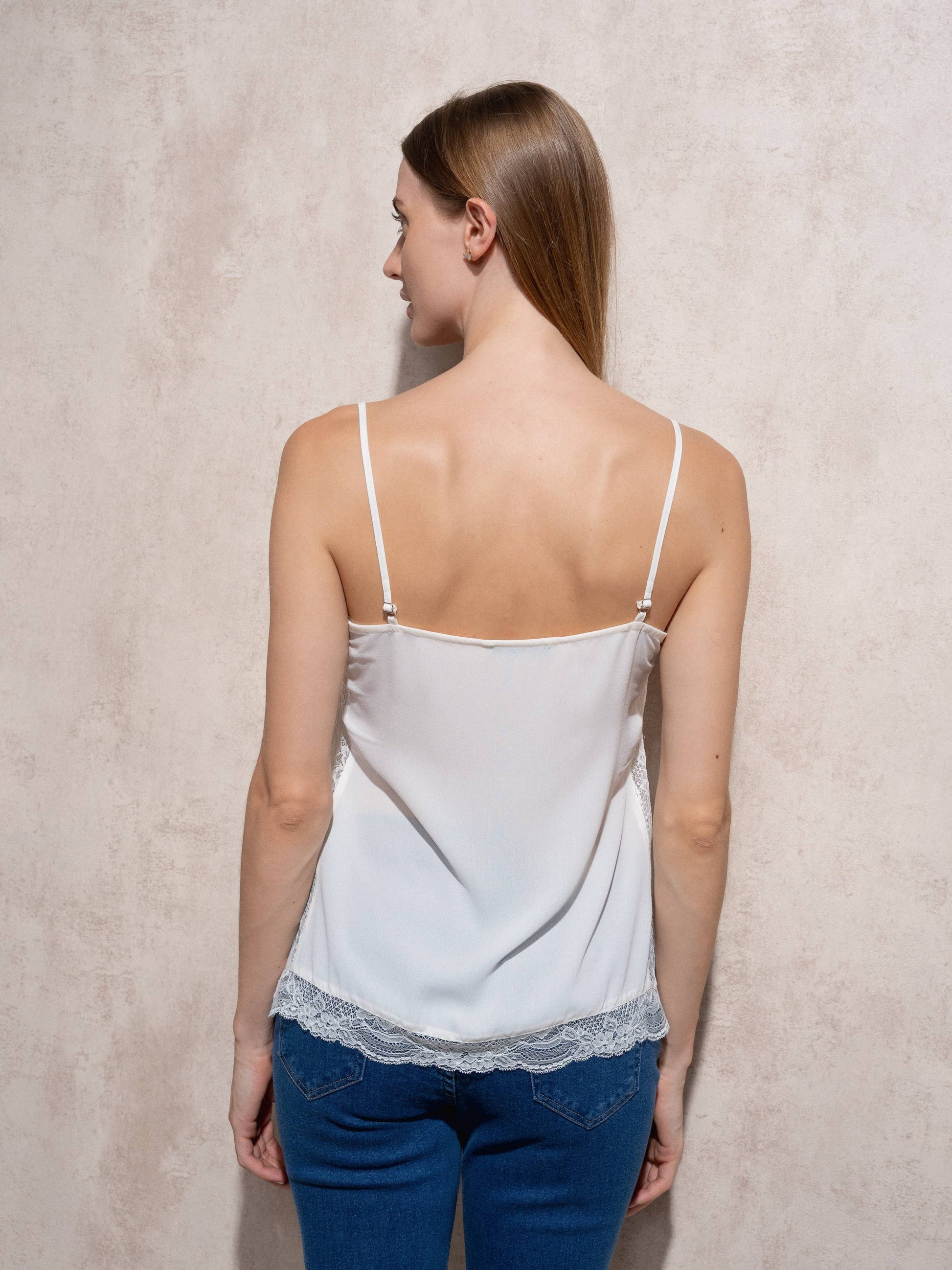 Top in raso con dettagli in pizzo