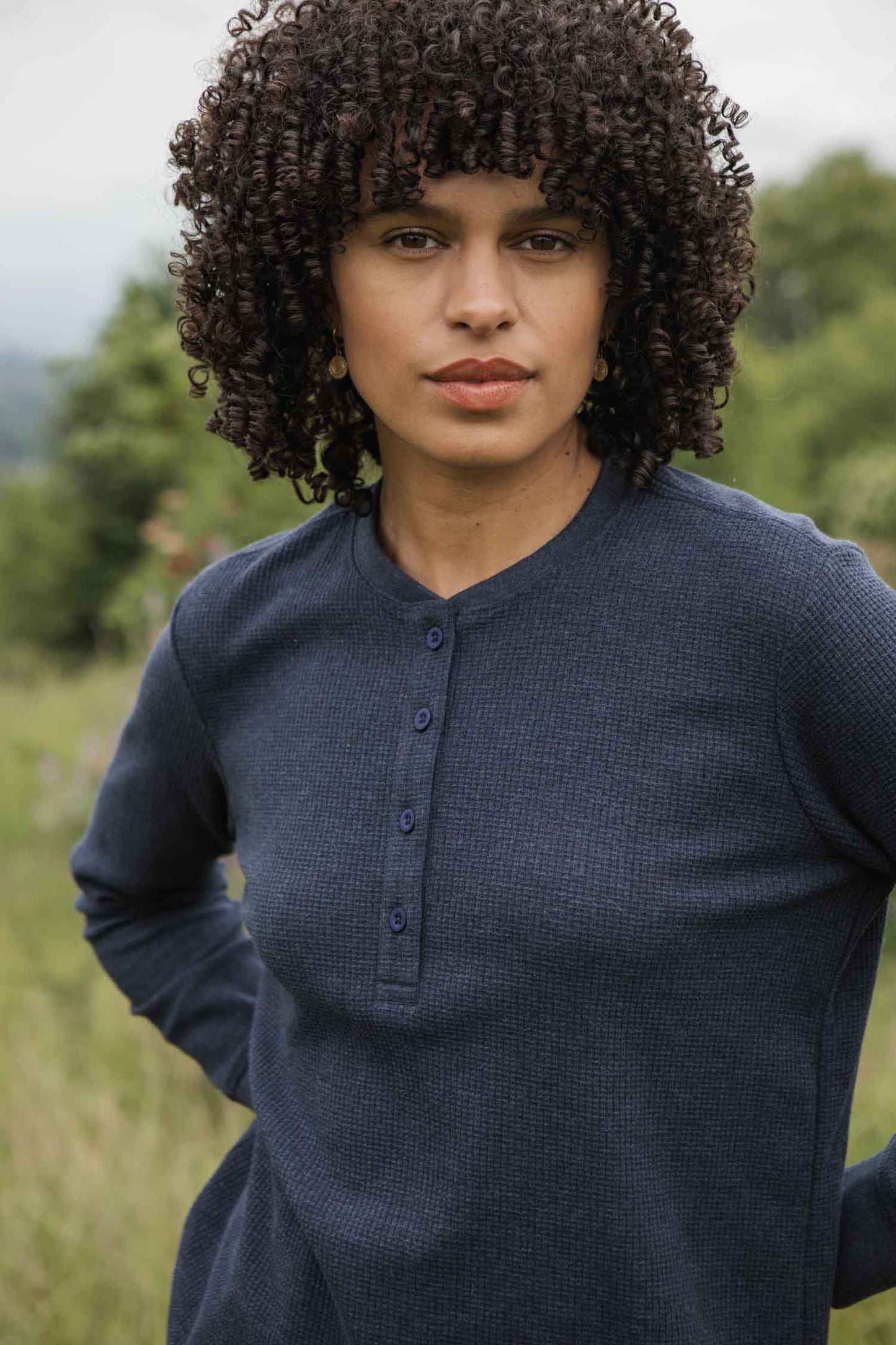 Henley donna in maglia waffle riciclata color zaffiro mélange