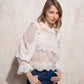 Blusa in pizzo trasparente con collo alto e maniche lunghe