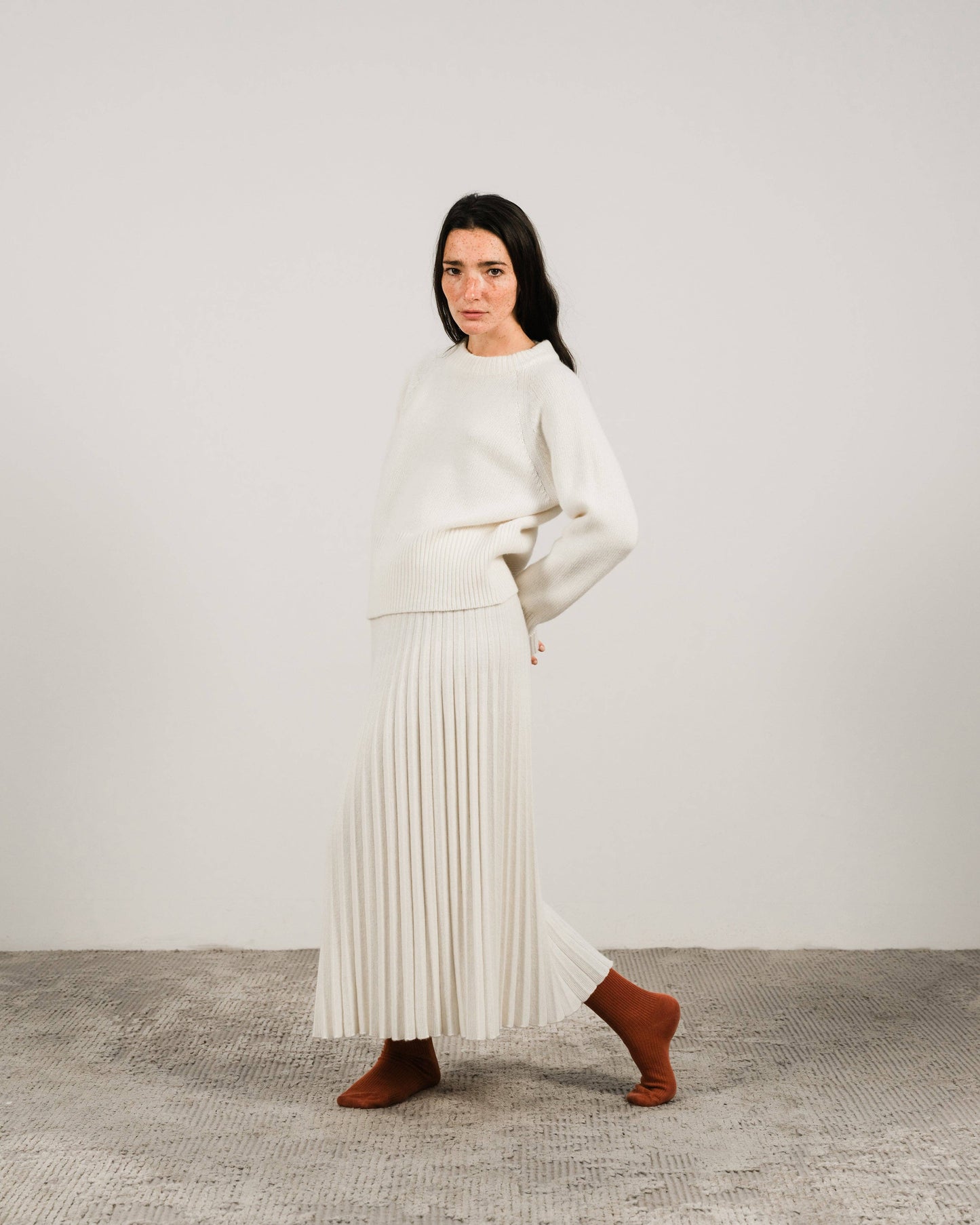Maglione girocollo in misto cashmere con polsini arrotolati
