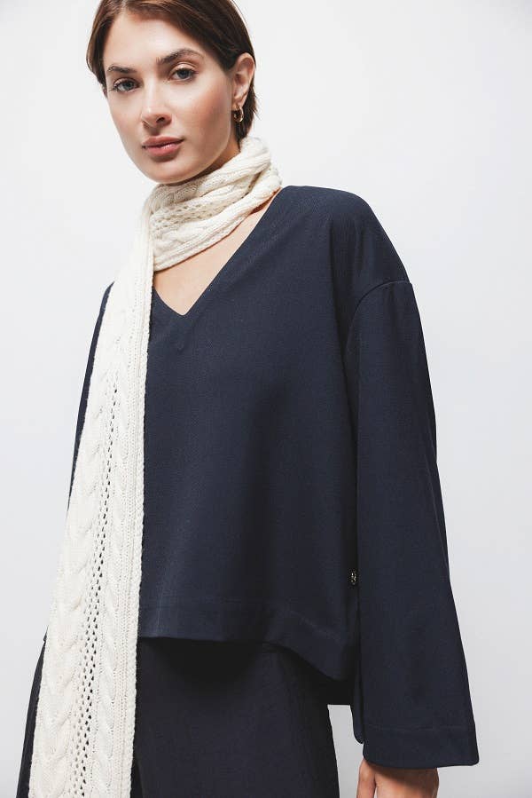 Blusa semplice con scollo a V