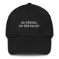 Cappellino dad hat ricamato “No Crying on the Yacht”