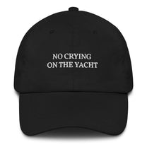 Cappellino dad hat ricamato “No Crying on the Yacht”