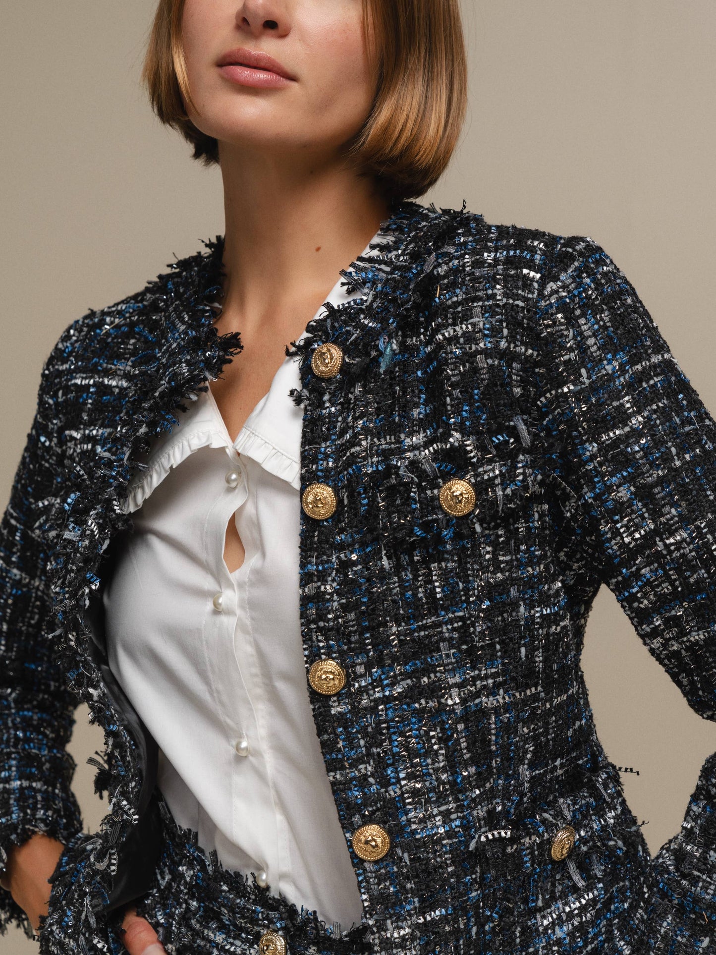 Blazer bouclé corto con bottoni gioiello
