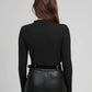 T-shirt Amelle nera a collo alto con cut-out